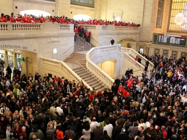huge-crowds-crowded-crazy-lots-of-people-huge-grand-central-apple-store-opening-december-9-2011-bi-dng