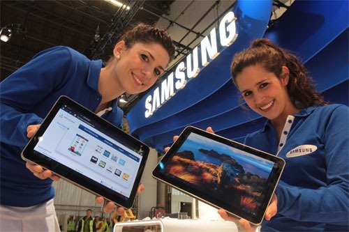 samsung-galaxy-tab-girls-holding-devices