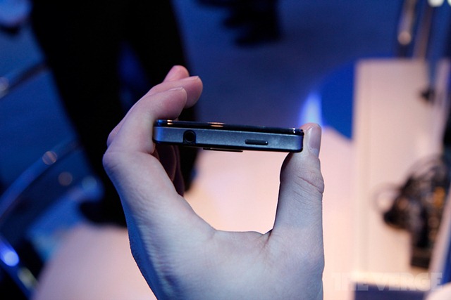 intel-medfield-reference-ces-2012-hands-_MG_5147-rm-verge-1020_gallery_post