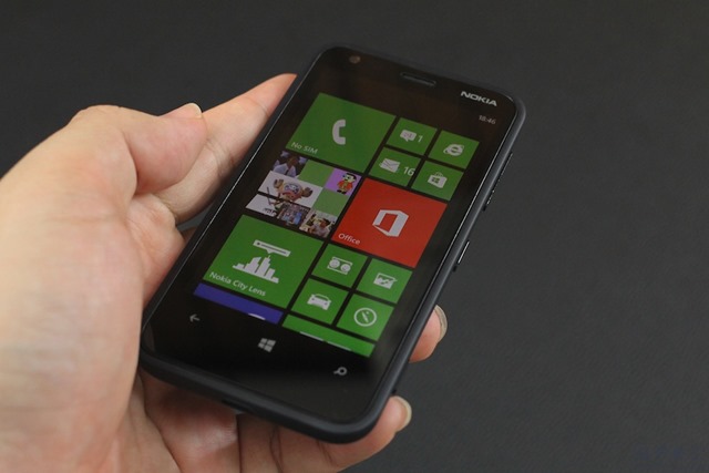 Nokia Lumia 620 Review 016