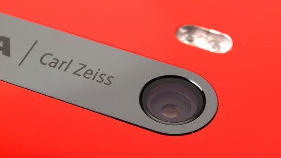 09-nokia-lumia-920-red-lens