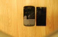 ปรากฏรูป Honami mini ถ่ายคู่กับ BlackBerry Q10