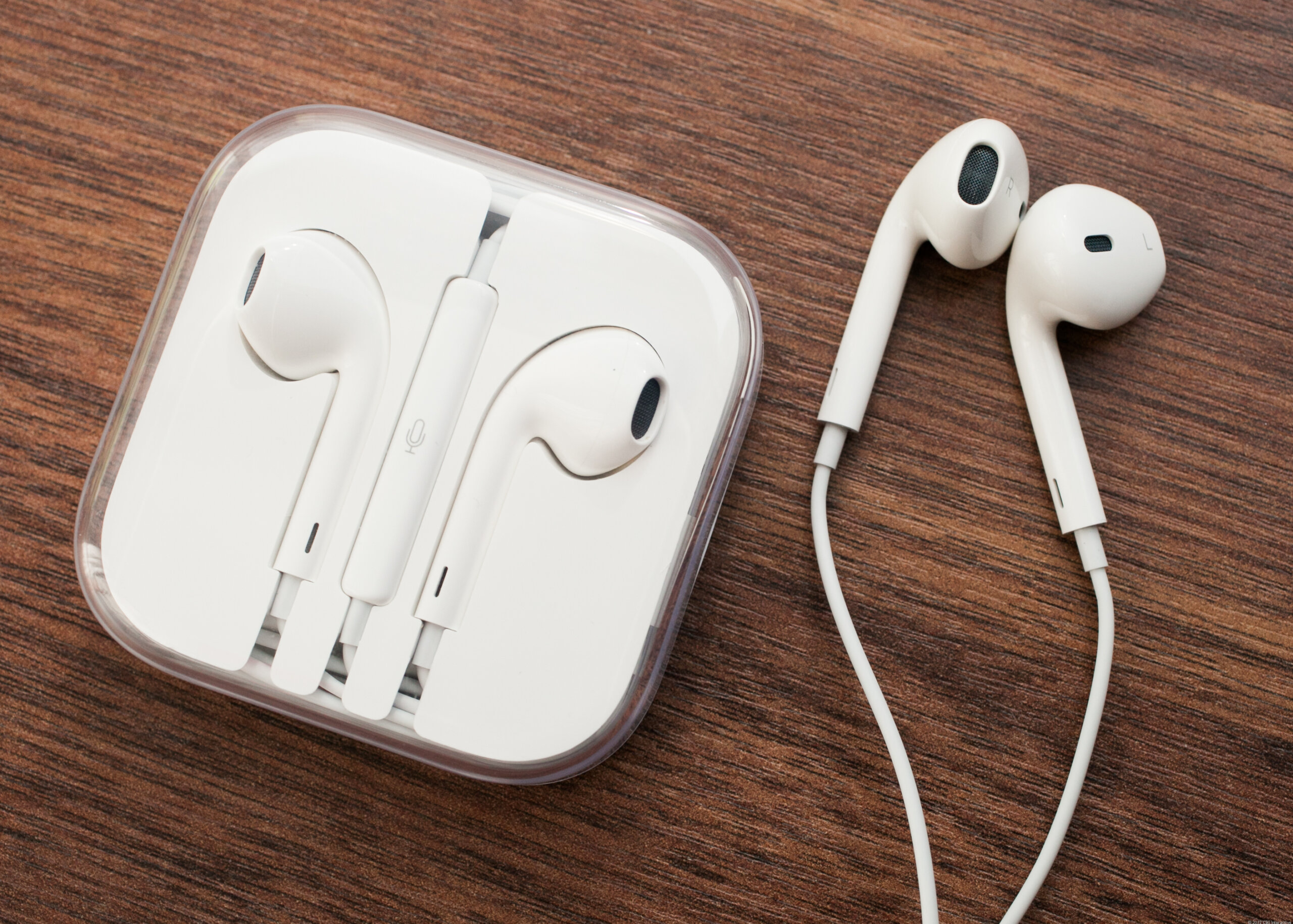 Jimmy Iovine แห่ง Beats (Apple) ให้นิยามหูฟัง EarPods ว่า “กาก”