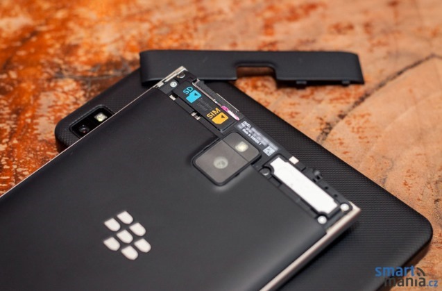 New-pictures-of-the-BlackBerry-Passport (1)