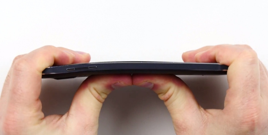 ไม่รอดนะจ๊ะ Samsung Galaxy Note 4 ก็งอเครื่องได้ไม่แพ้ iPhone 6 Plus เหมือนกัน