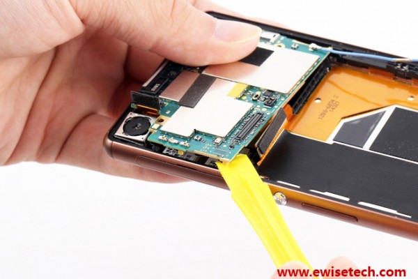 Sony Xperia Z3 โดนจับมางัดแงะจนได้ มาดูกันว่ามันจะยากสักขนาดไหน