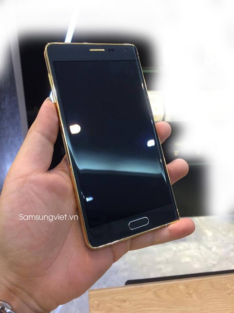 This-might-be-the-gold-plated-version-of-the-Samsung-Galaxy-Note-Edg2e