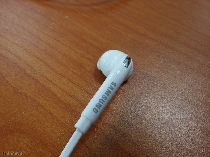 Samsung Galaxy S6 earbuds 13