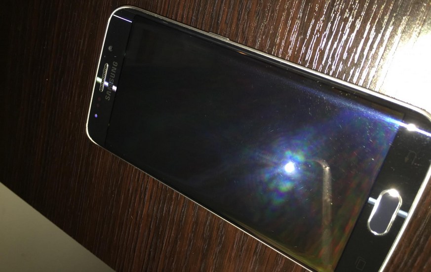 Galaxy S6 edge arrives with scratched display