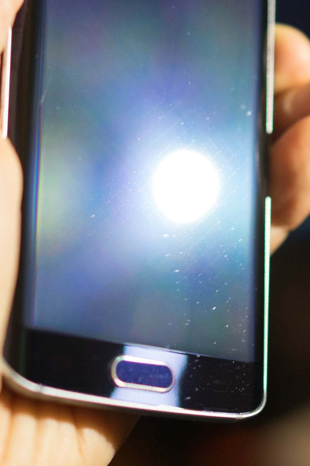 งานเข้าละไง เคส Samsung Clear View ของ Galaxy S6 และ S6 Edge เป็นต้นเหตุให้จอเป็นรอย