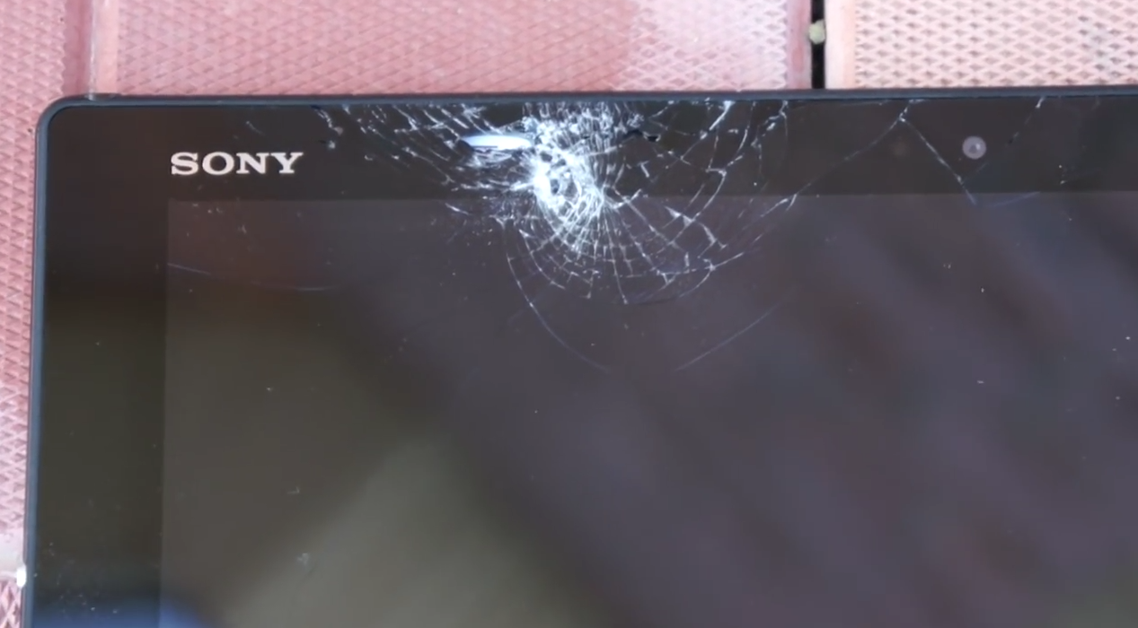 Sony Xperia Z4 Tablet ถูกจีบทดสอบทั้งโยน ขูด ขีด แล้วจบด้วยเอาปืน (อัดลม) ยิง