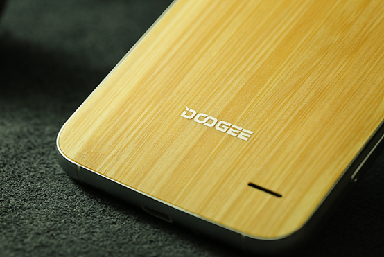 Doogee F3 จะมีเวอร์ชั่นที่ใช้ฝาหลังไม้ไผ่และไม้มะเกลือ โดยชิ้นส่วนผลิตจากโรงงานเดียวกับ OnePlus อีกด้วย