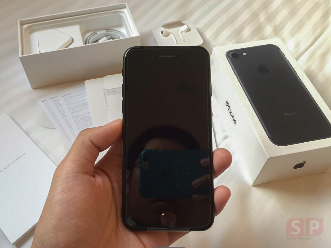 Unbox-Preview-iPhone-7-Black-32-GB-SpecPhone-0002