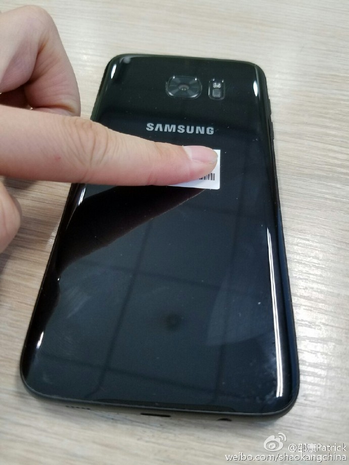 Glossy black Galaxy S7 edge leaks 3 1