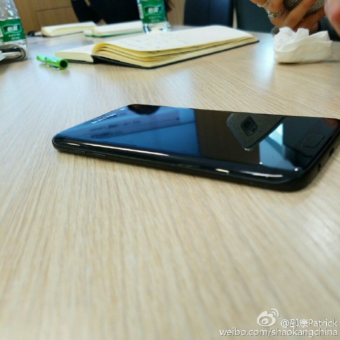 Glossy black Galaxy S7 edge leaks 4