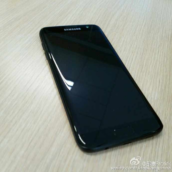 Glossy black Galaxy S7 edge leaks 5