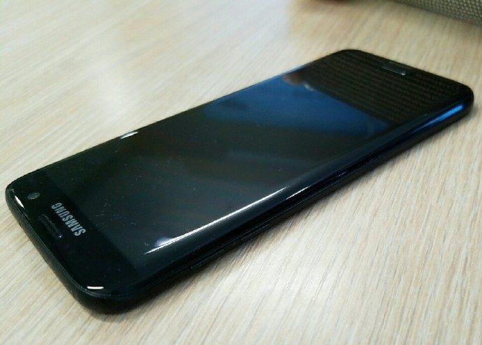 Glossy black Galaxy S7 edge leaks 6 e1479945744873