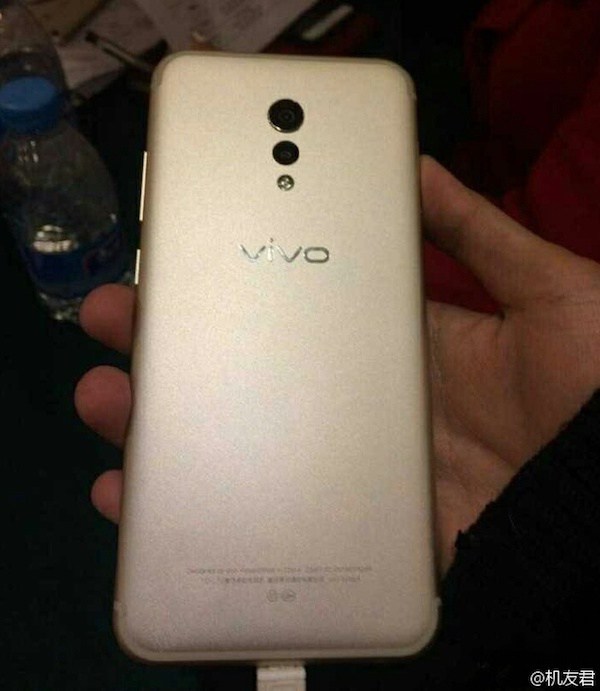 Photos-allegedly-show-back-and-front-of-the-Vivo-Xplay-6 (1)