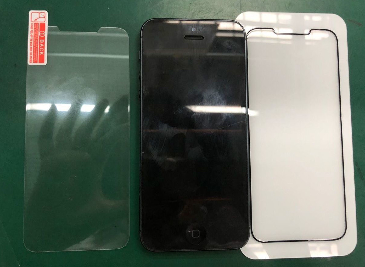 New-screen-protector-next-to-original-iPhone-SE
