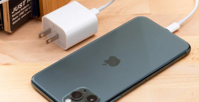 iPhone 12 ยังใช้พอร์ต Lightning ไม่มี USB-C