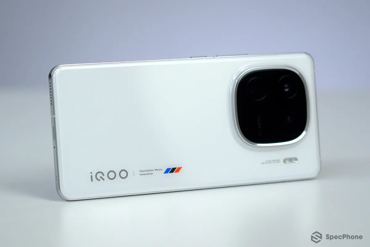 รีวิว iQOO 12 5G สมาร์ทโฟนตัวแรกของไทยที่มาพร้อมชิปประมวลผล Snapdragon 8 Gen 3 แถมมีหน้าจอที่สว่างที่สุดในโลกถึง 3,000 นิต