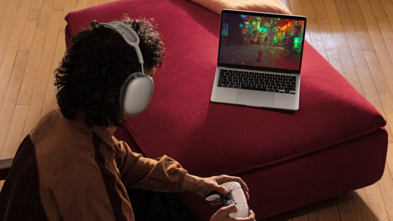 Apple MacBook Air lifestyle gaming 240304