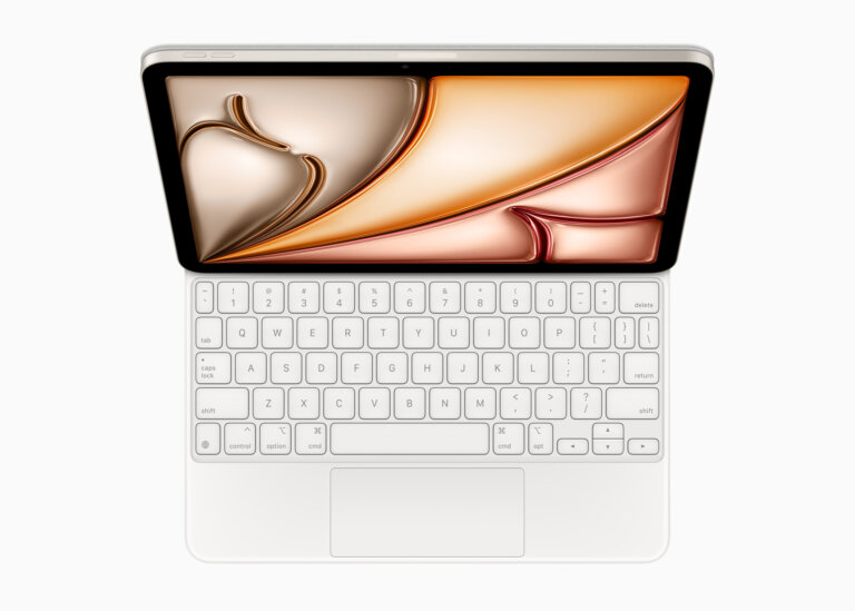 Apple iPad Air and Magic Keyboard 03 240507