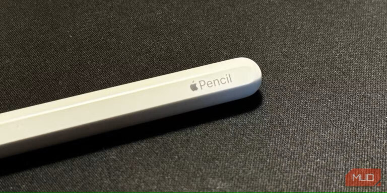 apple pencil kept on a black surface showing apple pencil branding 1