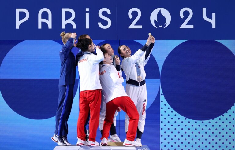 04 ครั้งแรกของโอลิมปิก นักกีฬาถ่ายเซลฟี่เก็บโมเมนต์แห่งชัยชนะด้วย Galaxy Z Flip6 Olympic Edition