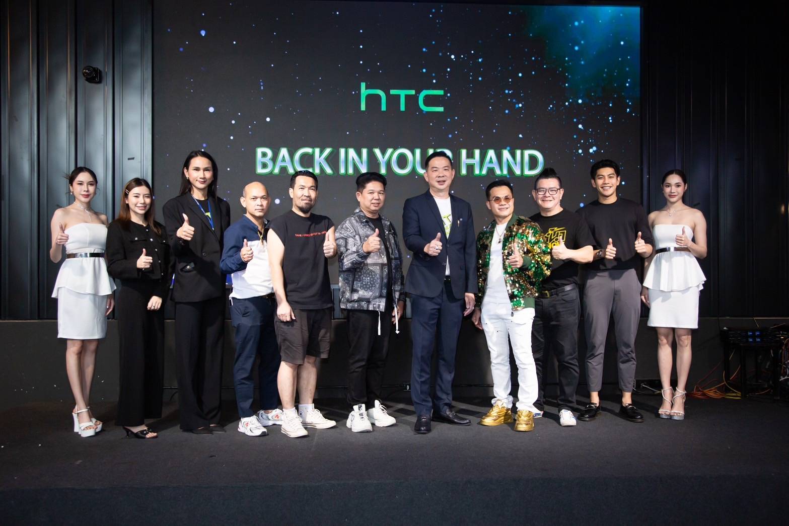 “ดร.ฐาคณิษฐ์ พรทองประเสริฐ”กลับมาอย่างยิ่งใหญ่ HTC จัดหนักใน “HTC Back in your hand” อินฟลูฯรวมตัวคึกคักเพราะรัก Smartphone ในตำนานที่คิดถึง