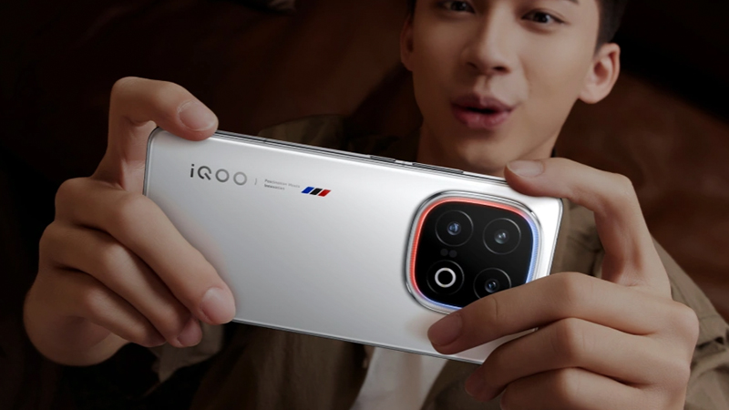 หลุดสเปค iQOO 15 มาพร้อมจอ 2K 6.8 นิ้ว ชิป Snapdragon 8 Elite Gen 5 และกล้อง Periscope 50MP 3