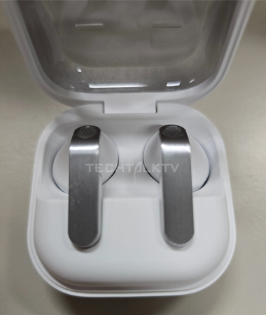 หลุดภาพเครื่องจริง Samsung Galaxy Buds 4 ดีไซน์ก้านเมทัลลิกใหม่ พร้อมเคสฝาใส 