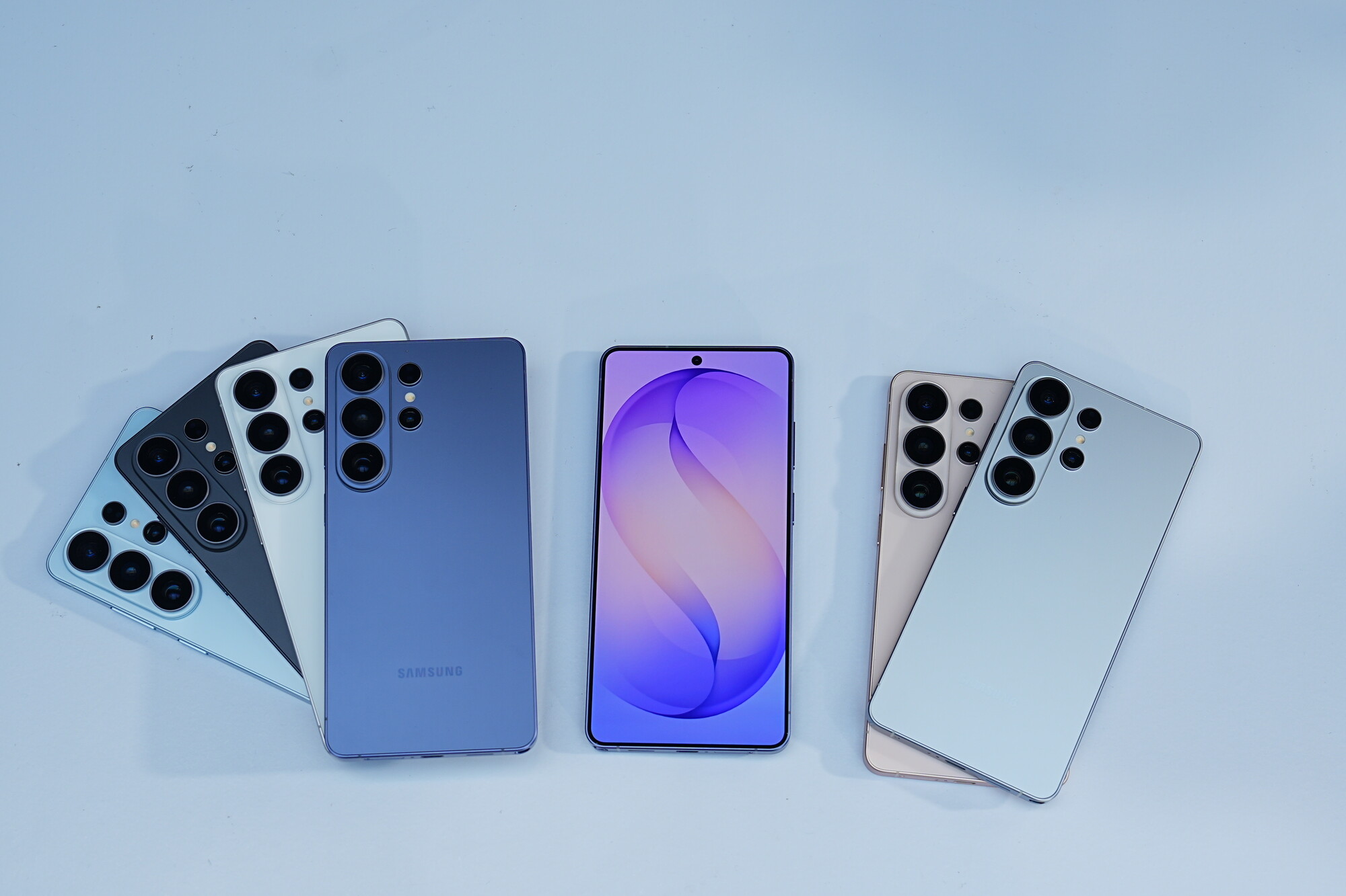 ซัมซุง เปิดไฮไลต์ Galaxy S26 Ultra ครั้งแรกของโลกกับมือถือจอกันเผือก พร้อม Galaxy AI ที่เข้าใจผู้ใช้มากที่สุด และอัปเกรดกล้องใหม่ สว่างคมชัดแม้แสงน้อย