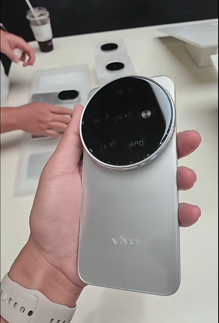 vivo X500 Pro Max เผยดีไซน์วงแหวนขนาดใหญ่ มาพร้อมชิป Dimensity 9600 และจอ BOE Q11 รุ่นแรกของโลก